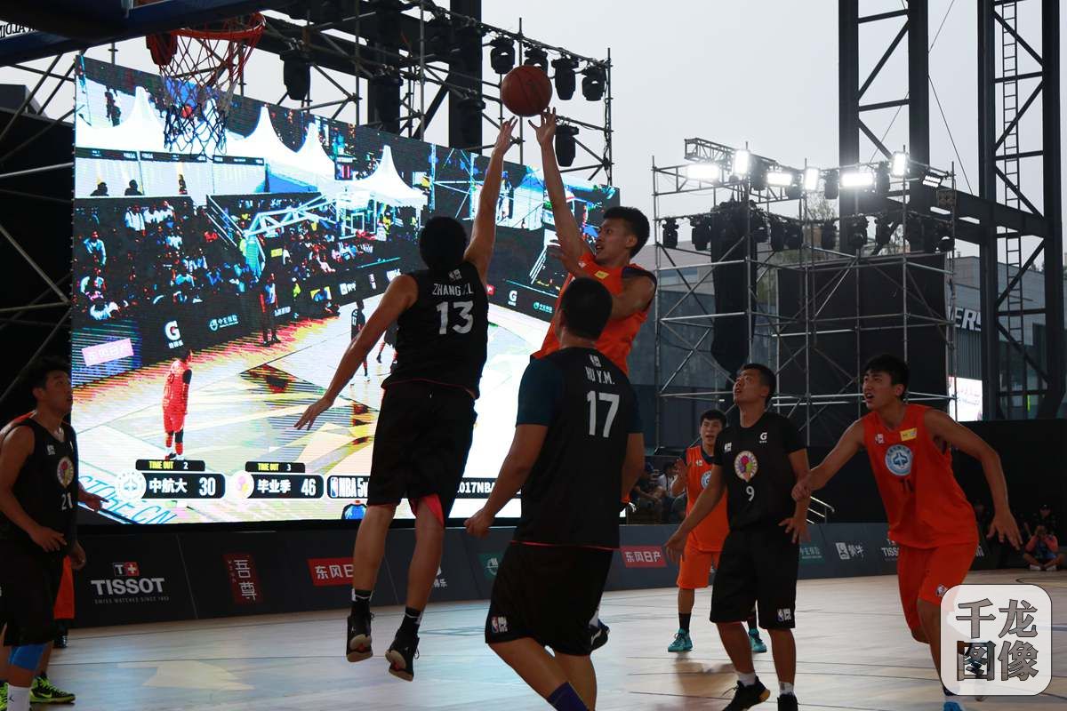 体育法网：德约横扫瓦利拉斯 豪取大满贯18连胜进八强